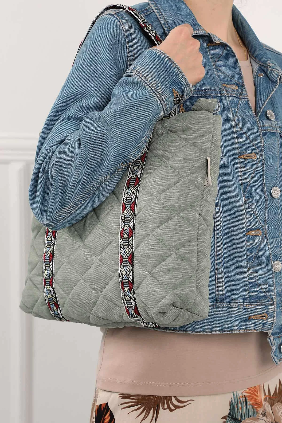 Quilted Polyester Knit Fabric Stylish Handbag with Beautiful Accessory for Women,CK-29