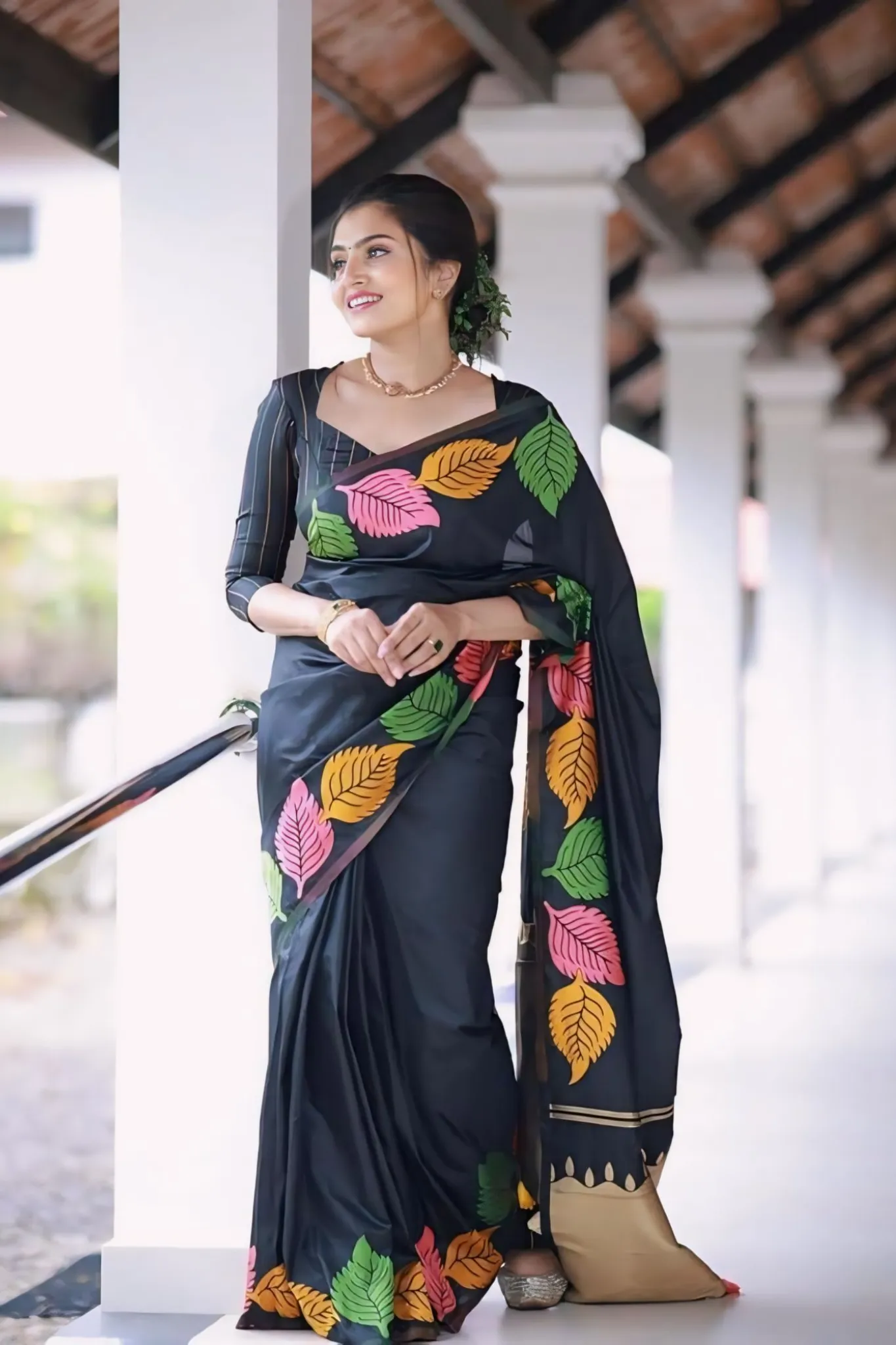 SAREE FEATURES A SIMPLE YET ELEGANT DESING THAT BEUTY OF MINIMALISTIC PATTERNS