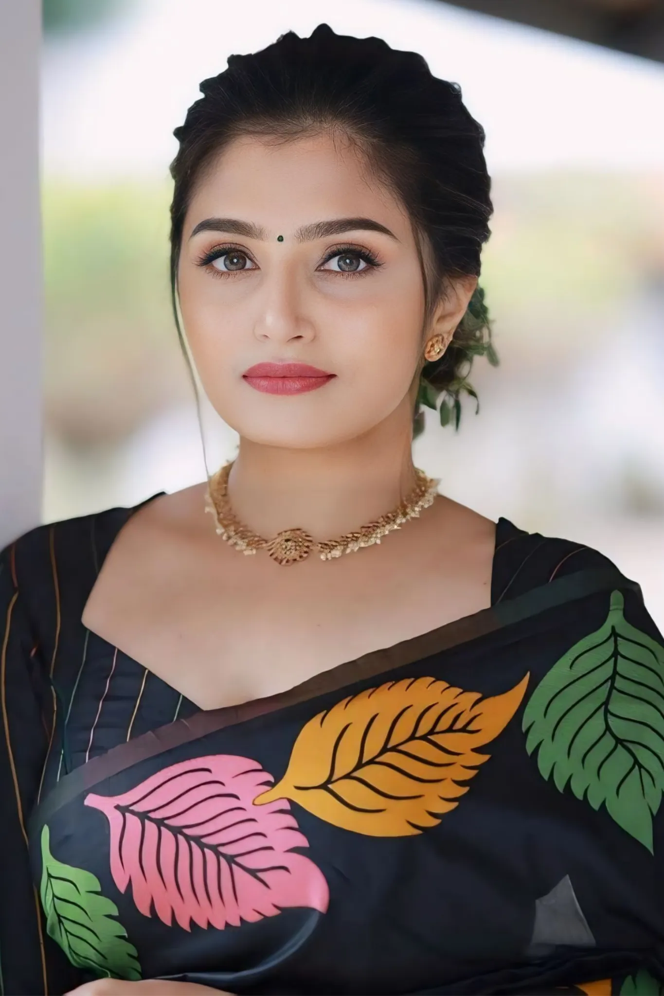 SAREE FEATURES A SIMPLE YET ELEGANT DESING THAT BEUTY OF MINIMALISTIC PATTERNS