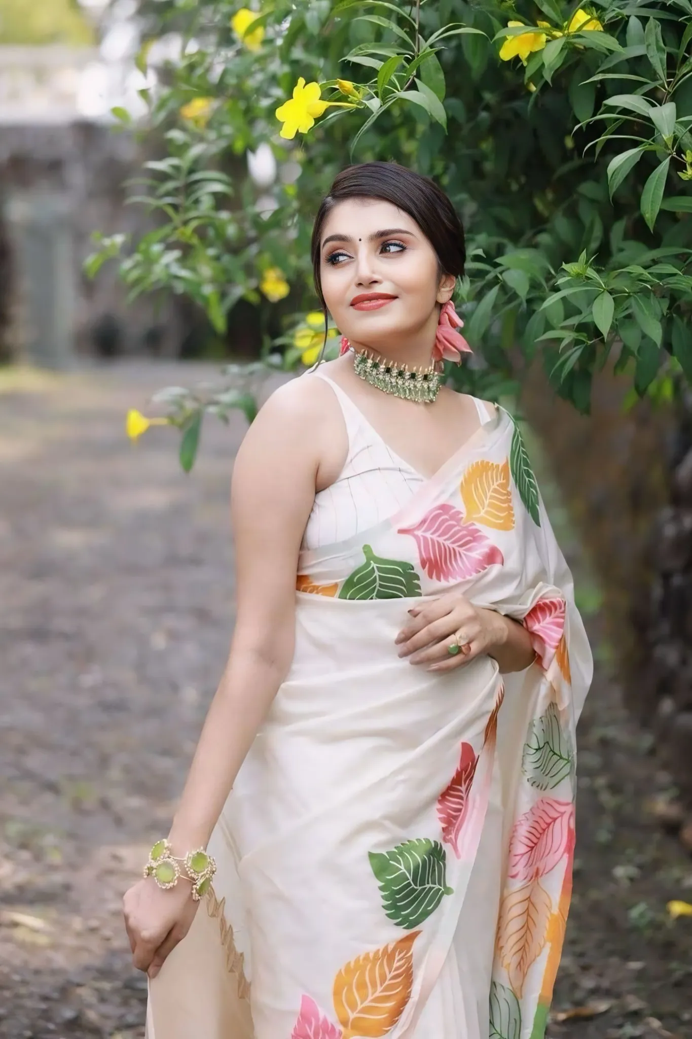 SAREE FEATURES A SIMPLE YET ELEGANT DESING THAT BEUTY OF MINIMALISTIC PATTERNS