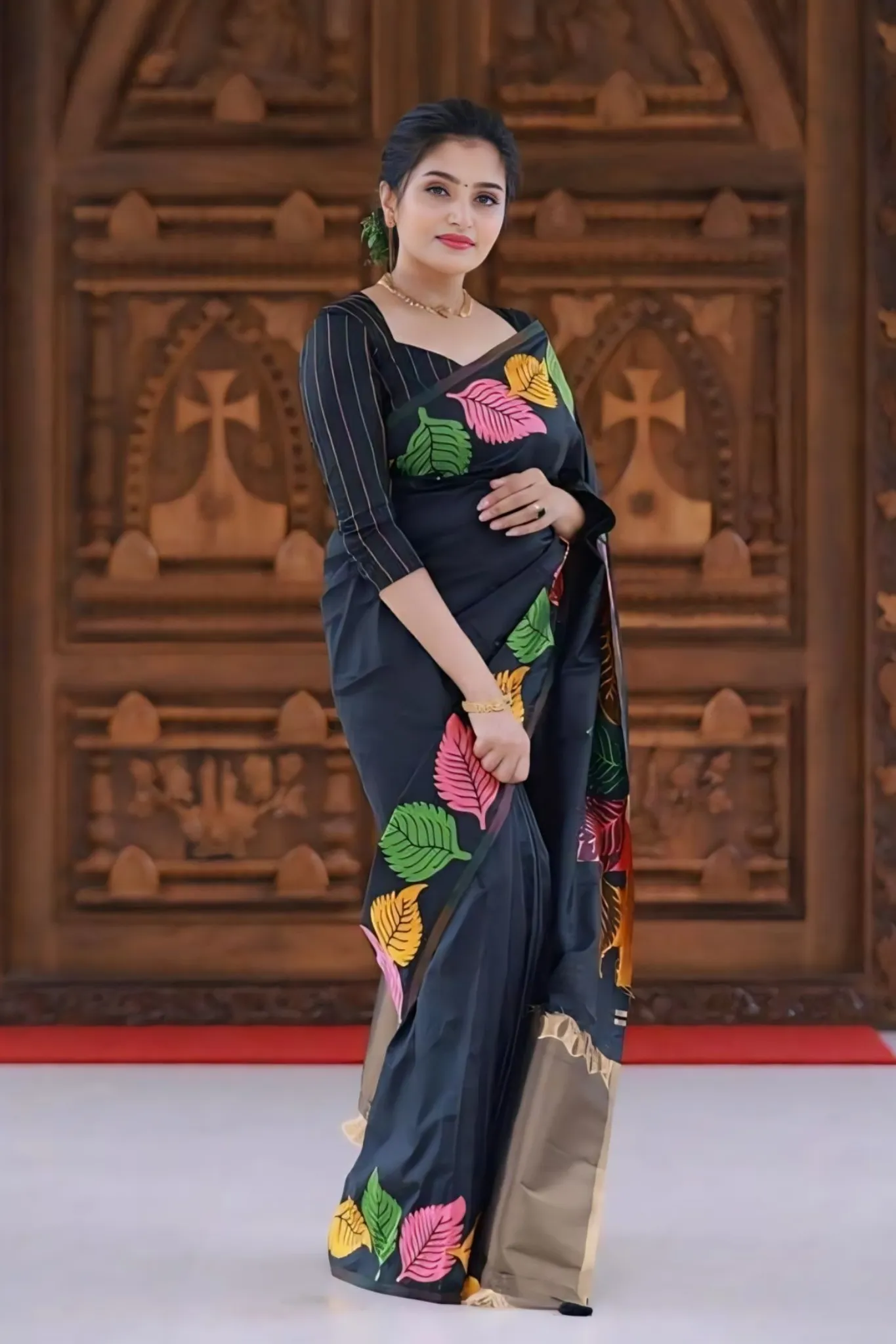SAREE FEATURES A SIMPLE YET ELEGANT DESING THAT BEUTY OF MINIMALISTIC PATTERNS