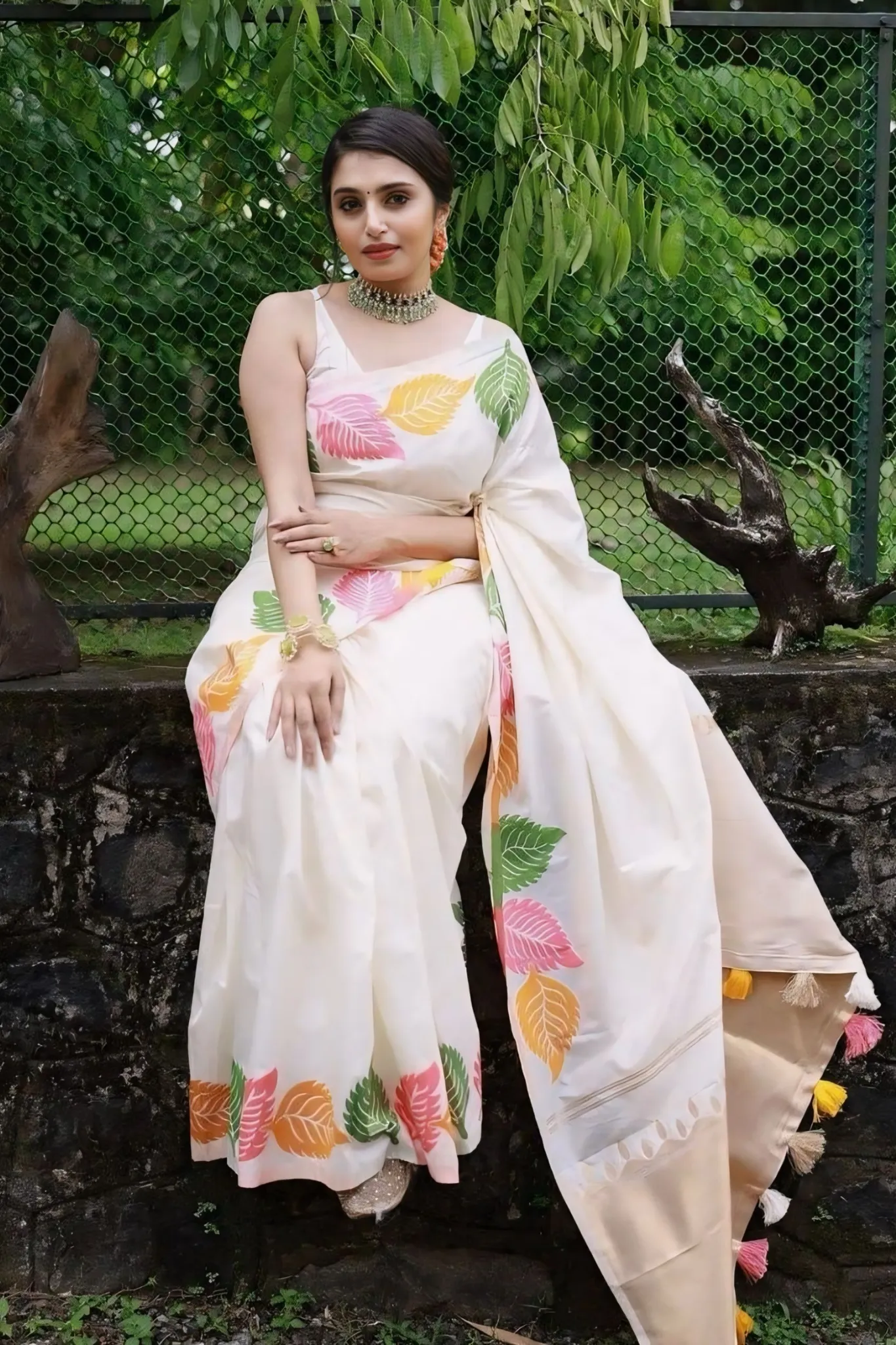 SAREE FEATURES A SIMPLE YET ELEGANT DESING THAT BEUTY OF MINIMALISTIC PATTERNS