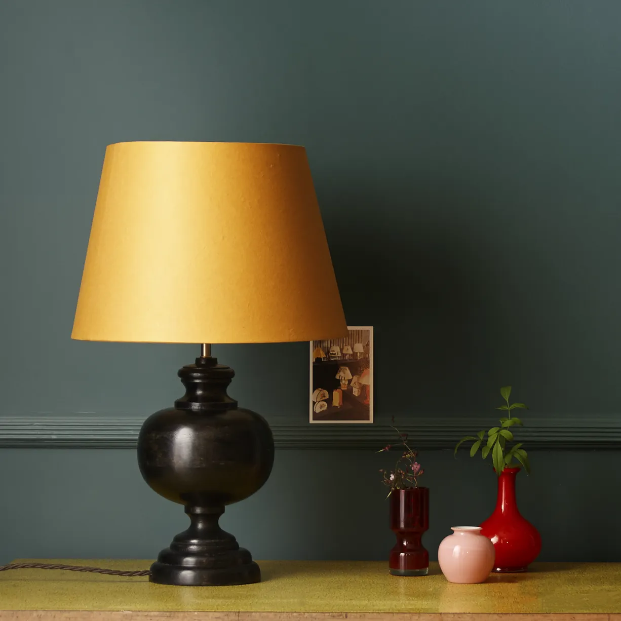 Venus table lamp in wood with a silvery black finish